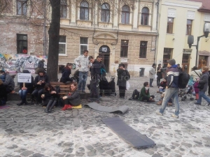 Tinerii maghiari protesteaza pasnic in Piata Muzeului