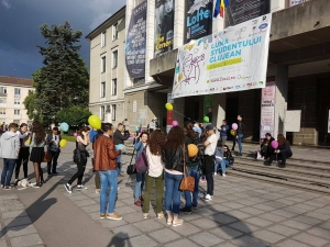 Vezi cum incerca 3 studente FSPAC sa previna suicidul